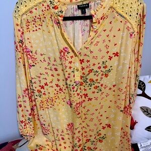 Torrid size 00 M/L NWOT pretty embroidered detail